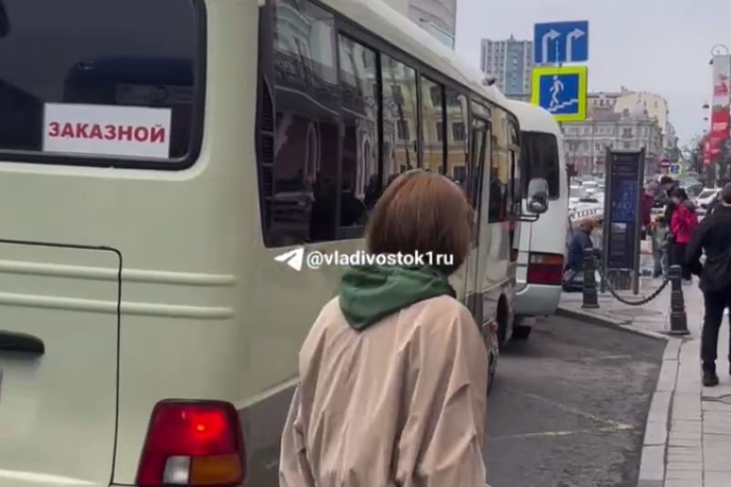 "Даже не пройти": происходящее в центре Владивостока "будоражит" соцсети – видео