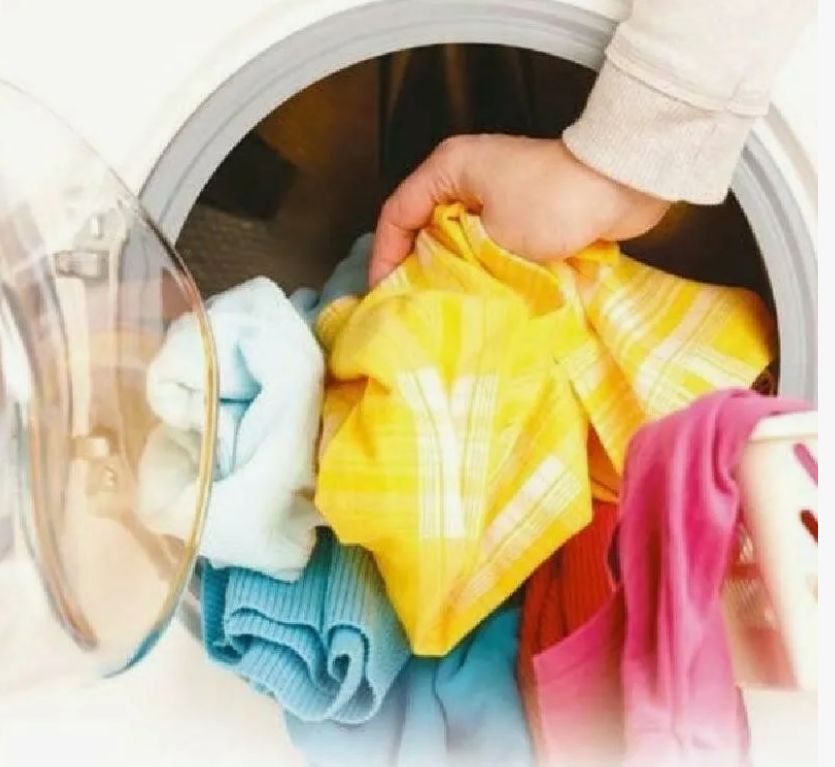 Цвет в опасности: как сохранить яркость одежды после стирки