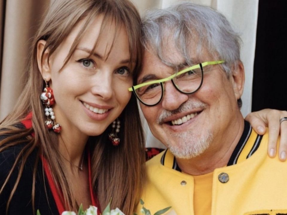 Молодые супруги стареющих звезд: особая магия или обман?