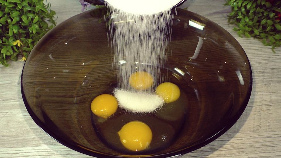 Шарлотка с яблоками: Быстрый рецепт для уютных посиделок