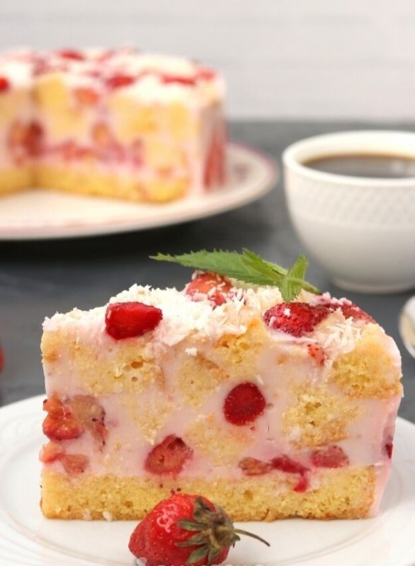 Восхитительный йогуртовый торт с клубникой: удивите своих гостей