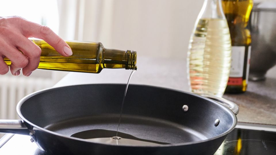 Антипригарная сковородка облезет в момент: вот что нельзя на ней жарить