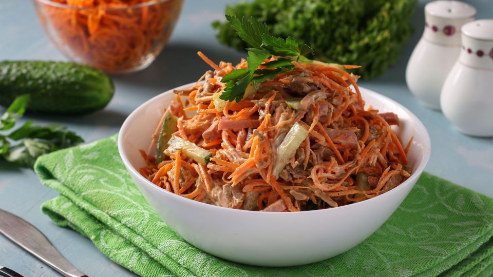 Вместо надоевшего крабового: рецепт этого салата попросит даже свекровь