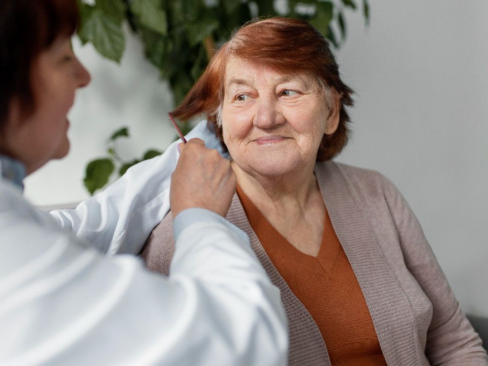 Как ухаживать за пожилыми и зарабатывать пенсионные баллы: что нужно знать