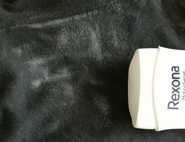 Эффективные способы удаления белых пятен дезодоранта