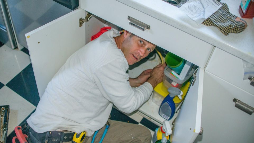 Сантехник запретил заливать в трубы эту смесь: забьете водопровод окончательно