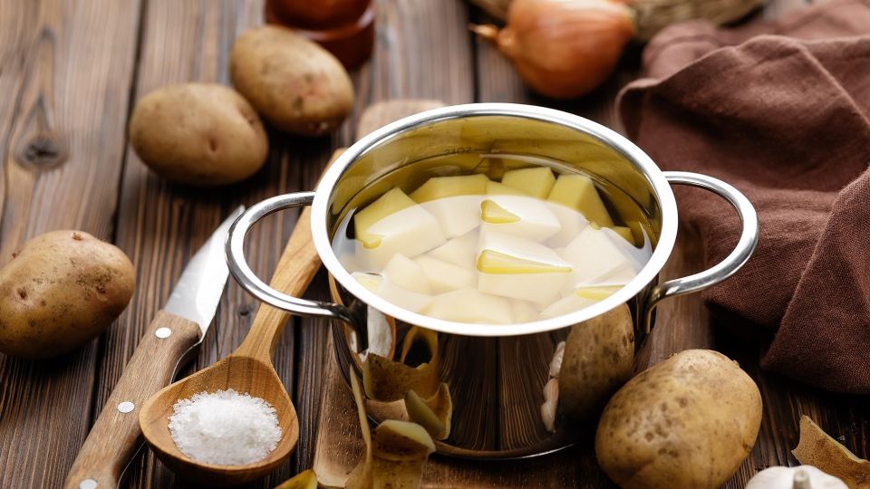 Ушлые хозяйки никогда не выливают картофельный отвар: вот что они с ним делают