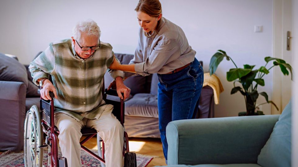 Как задним числом оформить уход за пожилым человеком или инвалидом и избежать отказов