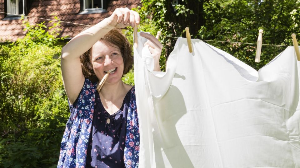 Даже махровые простыни отстираете без машинки: руками тереть не придется