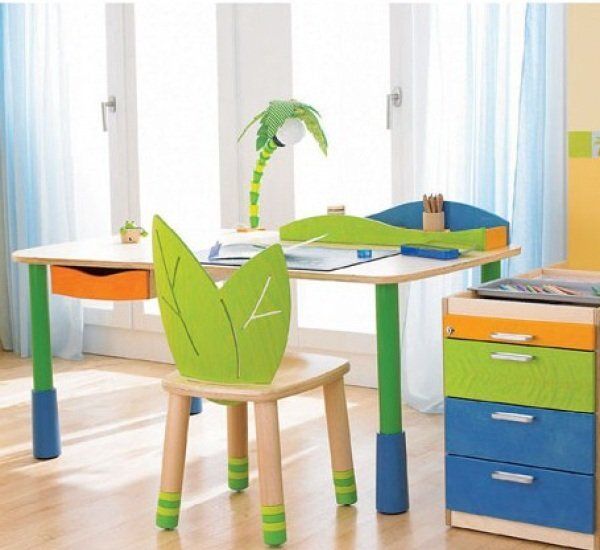 Как правильно выбрать стол для детской комнаты: советы экспертов