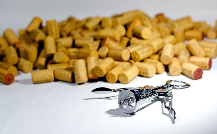 Чем открыть бутылку, если нет штопора: лайфхаки от барменов