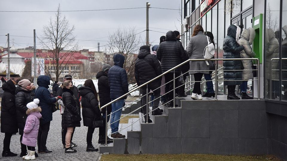 Почему россияне снова обращаются к наличным: анализ текущих тенденций