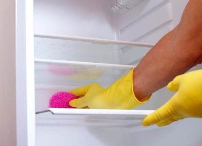 Как избавиться от неприятного запаха в холодильнике: простые решения