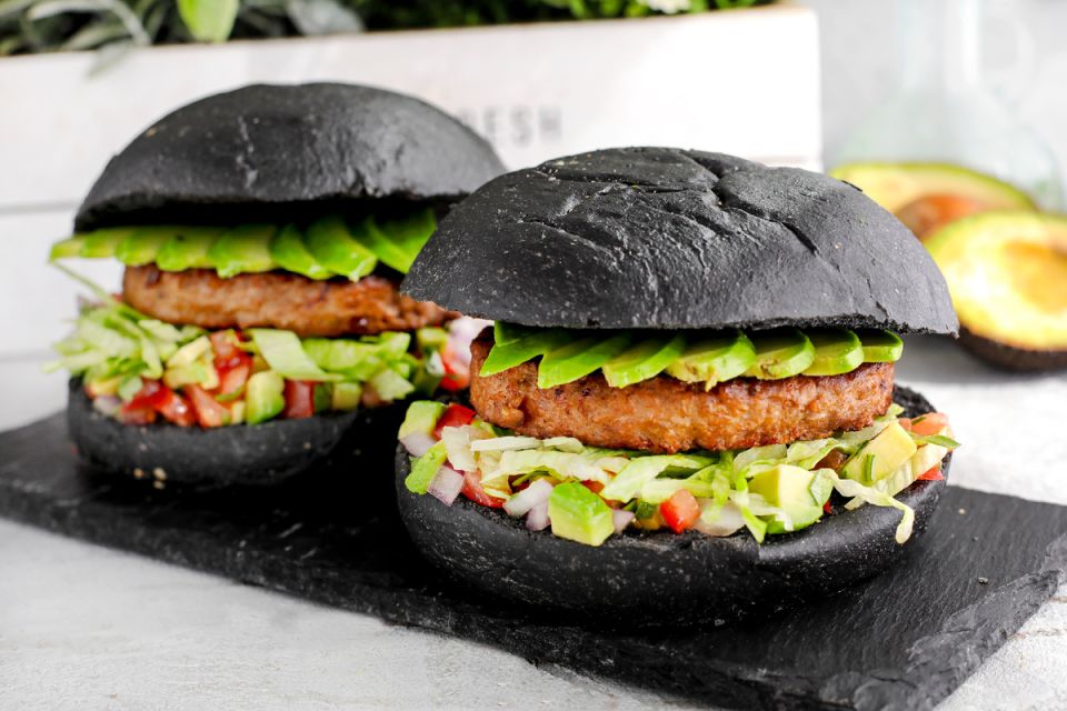 Бургер с авокадо на черной булочке: Идеальное решение для романтического ужина