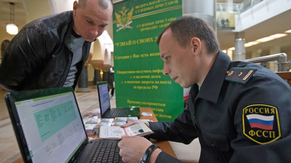 Кто не расплатится, тот не получит: судебные приставы ограничат доступ к оружию и наградам