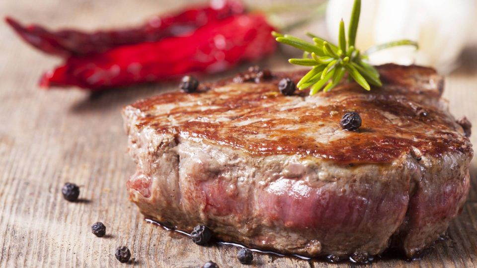 Нежнейшее жареное мясо будет таять во рту: добавьте в маринад 2 простых ингредиента