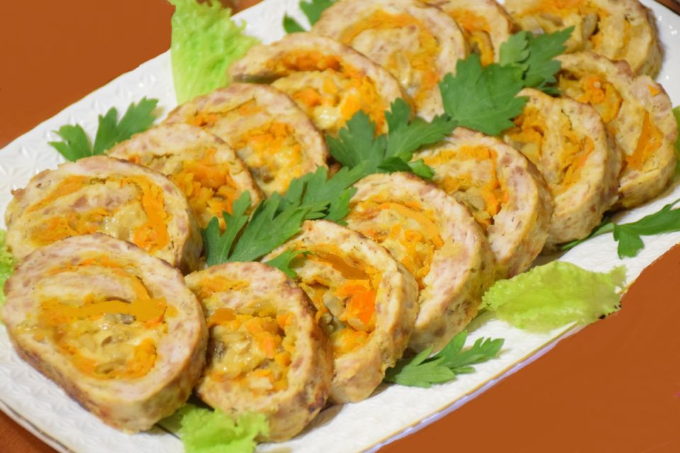 Нежный мясной рулет с грибами и сыром