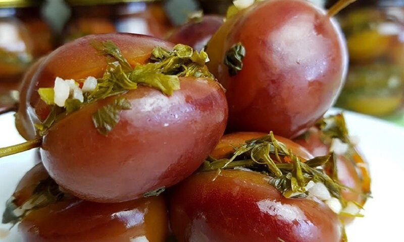Необычные маринованные сливы: закуска, которая удивит всех