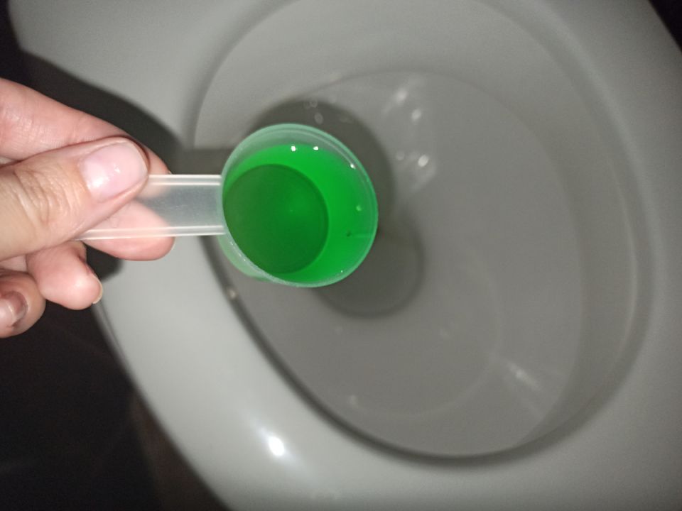 Секреты идеальной чистоты унитаза: как обойтись без дорогих моющих средств