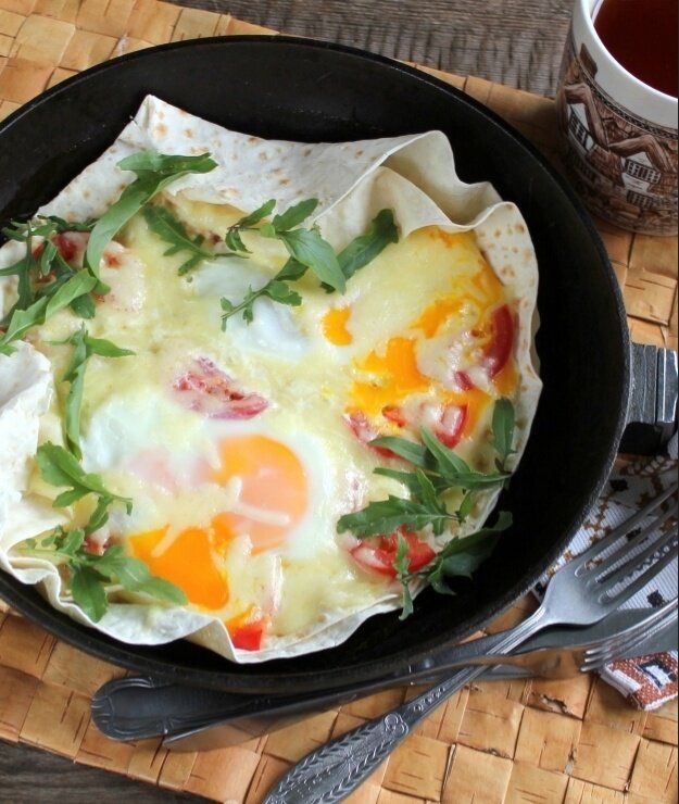 Перекус, от которого невозможно отказаться: яичница в лаваше