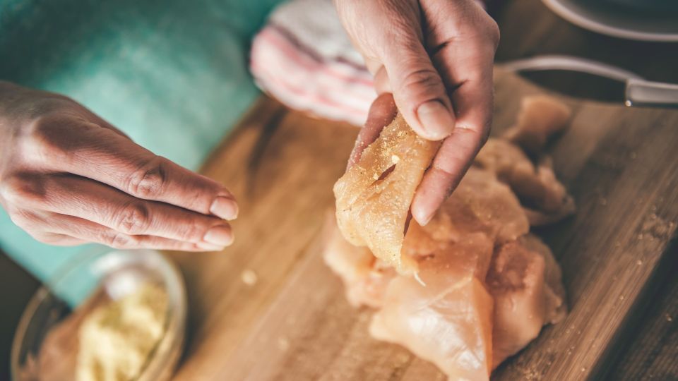 Вы добавляли специи к мясу неправильно: вот куда их нужно насыпать