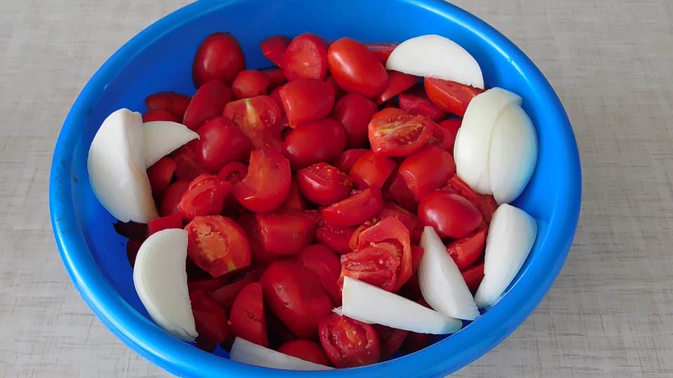 Секреты зимнего сезона: как приготовить вкусный томатный соус и хреновину