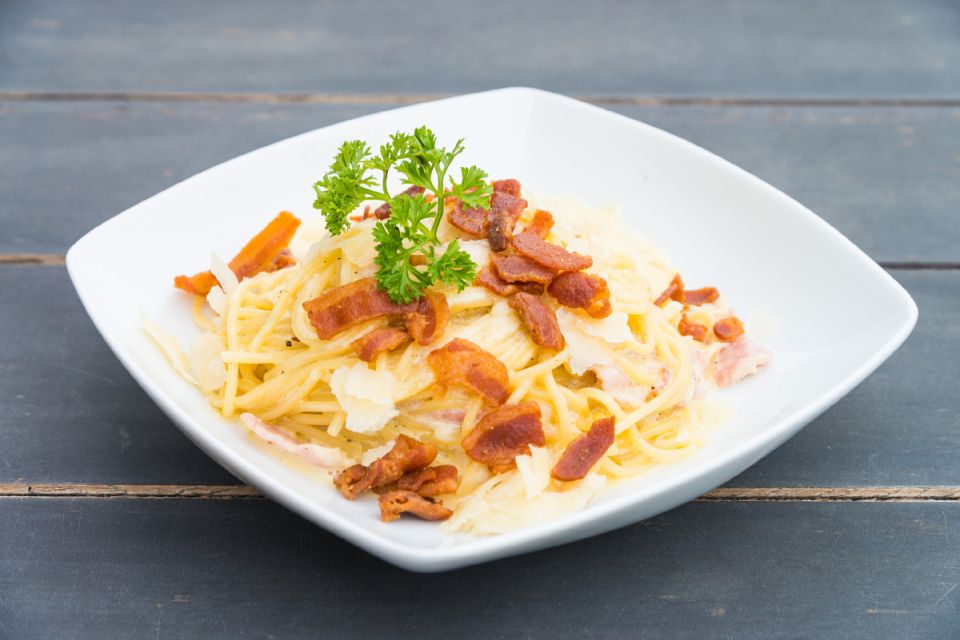 Паста с беконом и сливками: компания не откажется, ужин под звуки итальянского романса