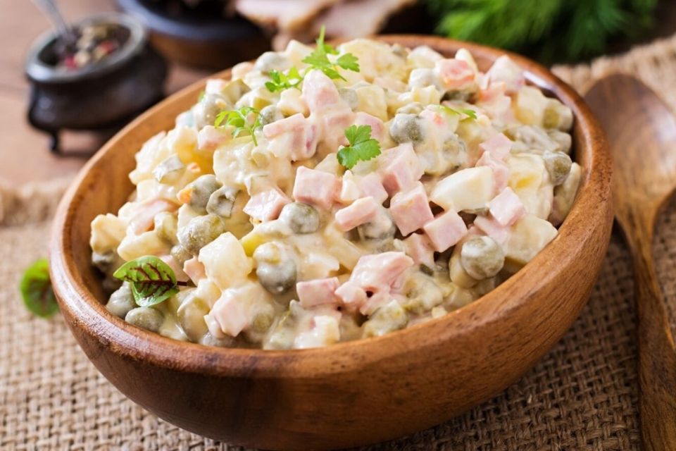 Оливье без холодильника: опасности хранения и советы экспертов