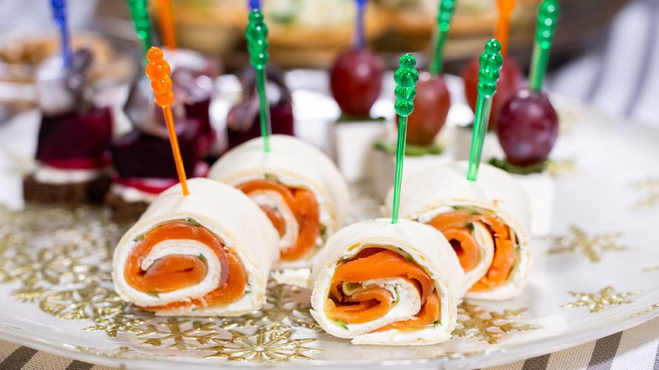 Нежное канапе к Новому году: легкий ролл с лососем, огурцом и творожным сыром