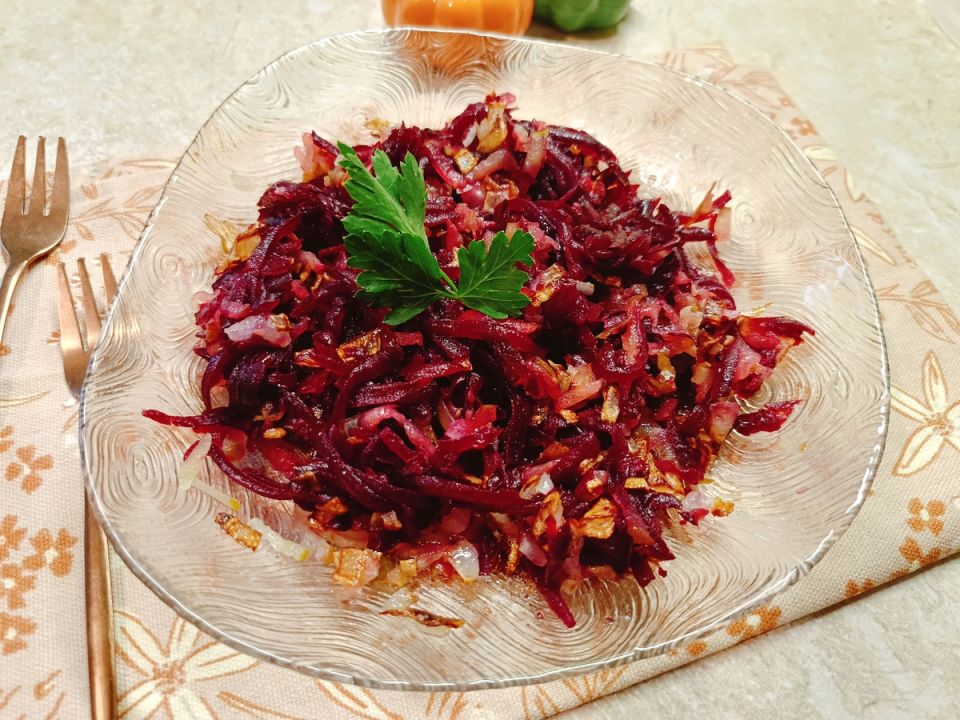Салат, который пленит: свекла и соленые огурцы соединились в незабываемом вкусе