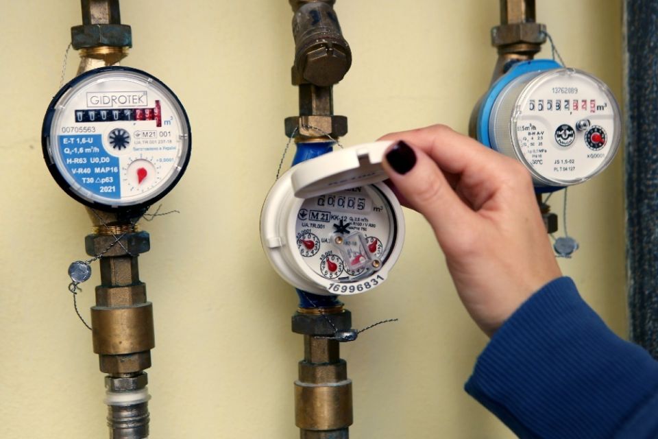 Новые правила для владельцев квартир: как заменить счётчики без стресса для бюджета
