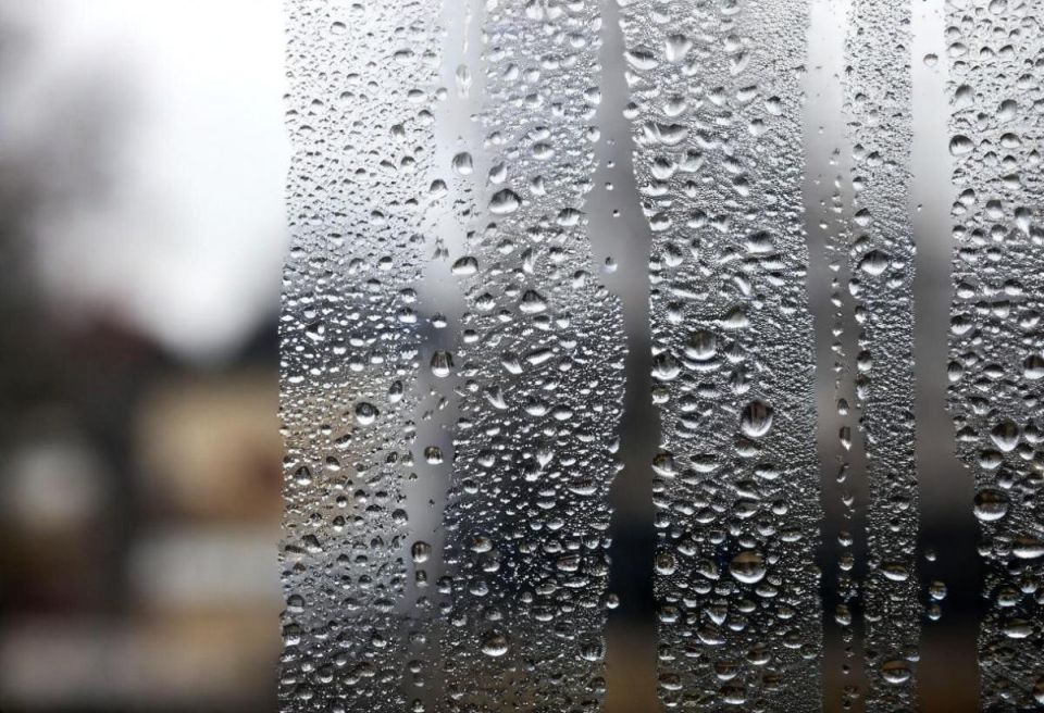 Новый способ борьбы с конденсатом на окнах: как соль решает проблему за одну ночь