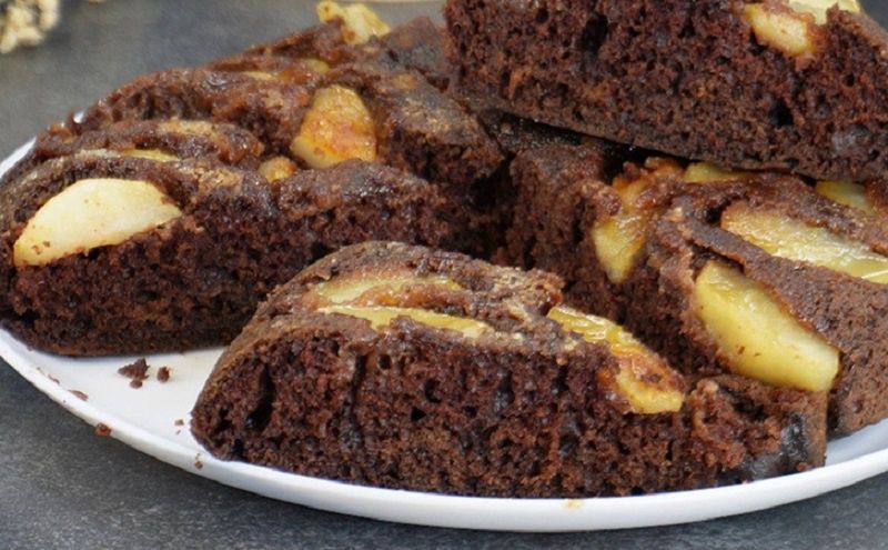 Простой шоколадно-яблочный пирог на сковороде: десерт без хлопот