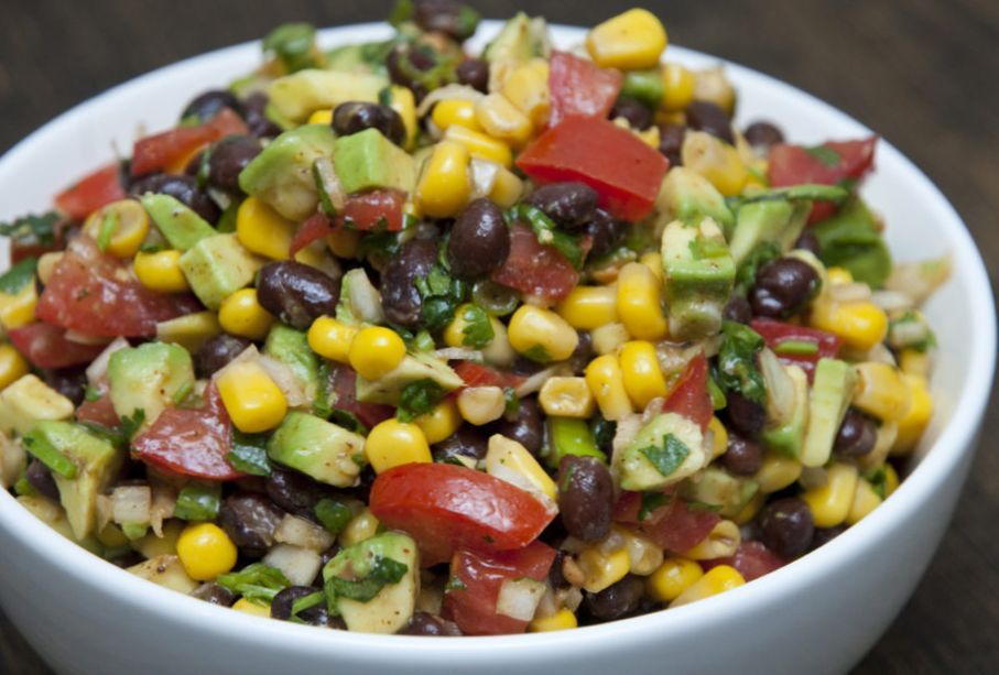 Летний салат с кукурузой и фасолью