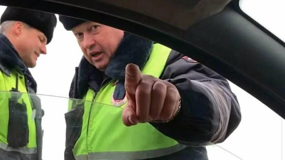 Когда инспекторы ГАИ просят показать телефон: ваши права и безопасность