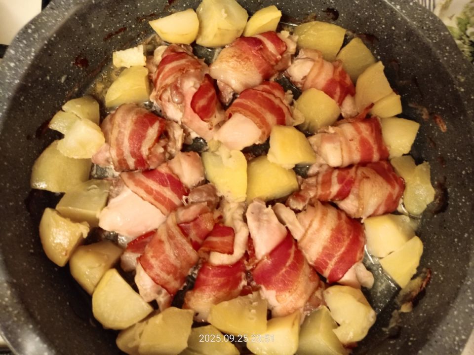 Согревающий рецепт: куриные бедра в беконе с картошкой
