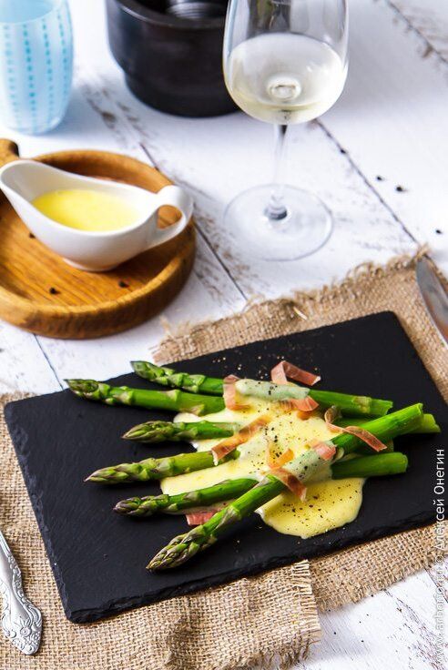 Зеленая спаржа с голландским соусом: спокойное руководство к простому вкусу
