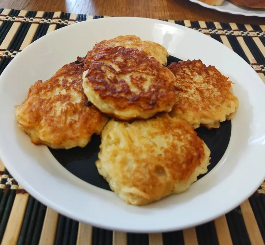 Яблочные оладьи: простой завтрак на три порции