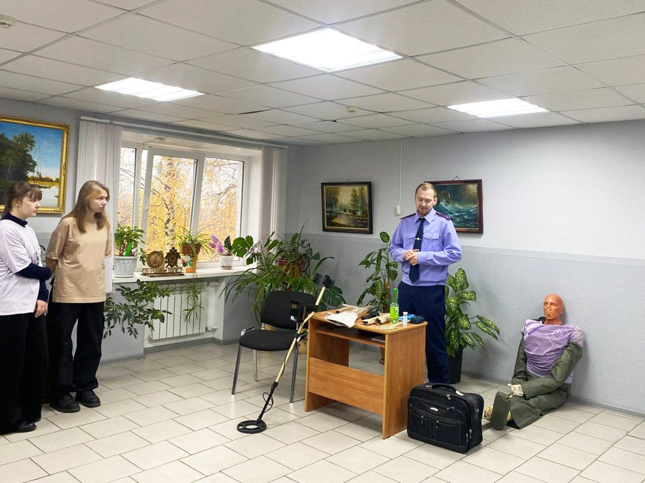 Сотрудники следственных отделов провели профориентационные занятия для школьников Сотрудники следственных отделов провели профориентационные занятия для школьников