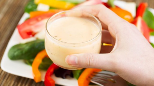 Салаты с этой сочной заправкой заиграют по-новому: о майонезе больше и не вспомните