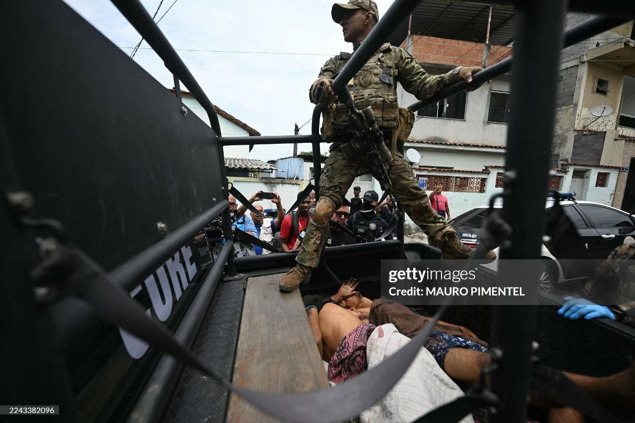 Сотрудники спецподразделений BOPE и CORE бразильской полиции во время масштабной операции против наркокартелей в фавелах Рио-де-Жанейро Сотрудники спецподразделений BOPE и CORE бразильской полиции во время масштабной операции против наркокартелей в фавелах Рио-де-Жанейро