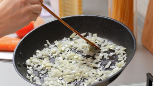 Тоже будете так делать: вот зачем опытные повара добавляют соду при жарке лука