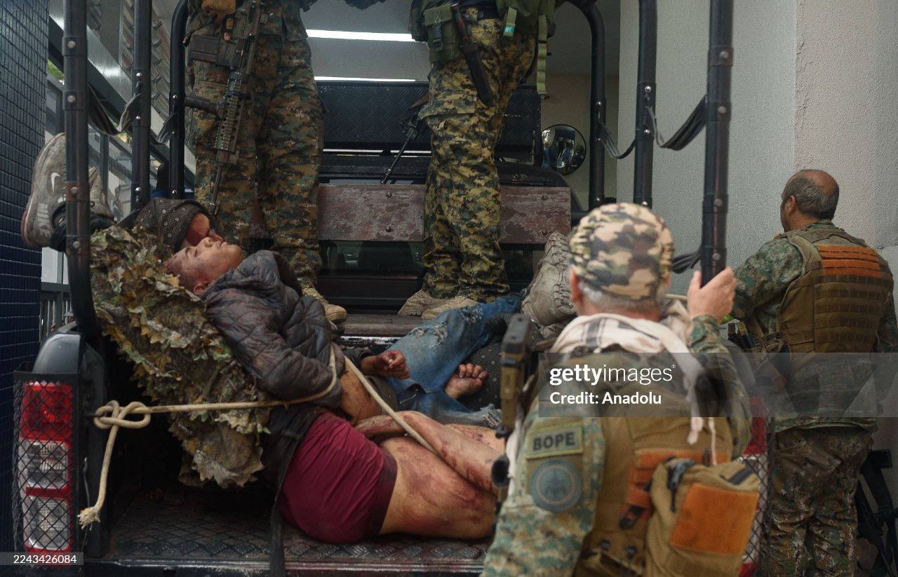 Сотрудники спецподразделений BOPE и CORE бразильской полиции во время масштабной операции против наркокартелей в фавелах Рио-де-Жанейро Сотрудники спецподразделений BOPE и CORE бразильской полиции во время масштабной операции против наркокартелей в фавелах Рио-де-Жанейро