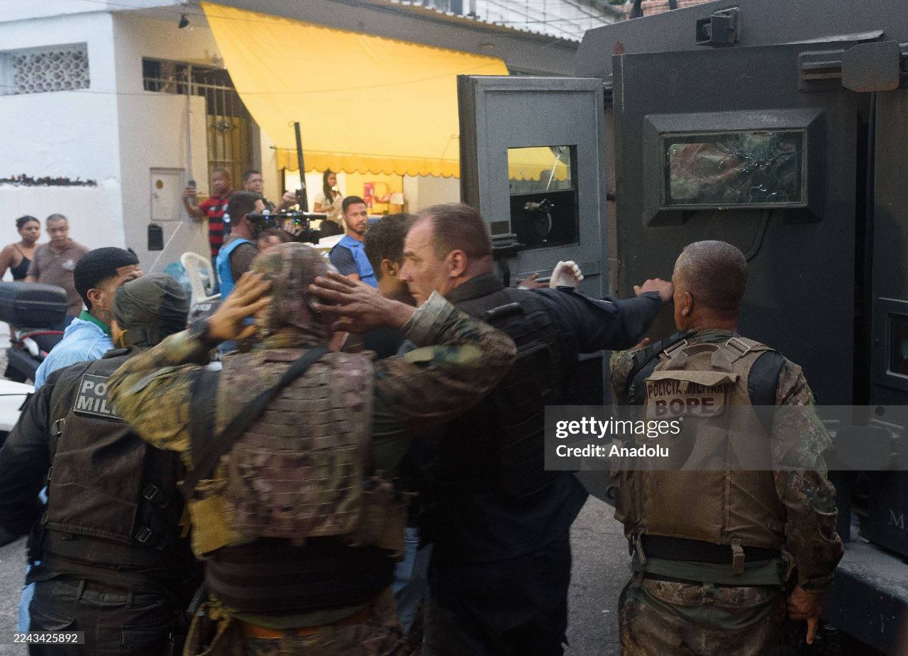 Сотрудники спецподразделений BOPE и CORE бразильской полиции во время масштабной операции против наркокартелей в фавелах Рио-де-Жанейро Сотрудники спецподразделений BOPE и CORE бразильской полиции во время масштабной операции против наркокартелей в фавелах Рио-де-Жанейро