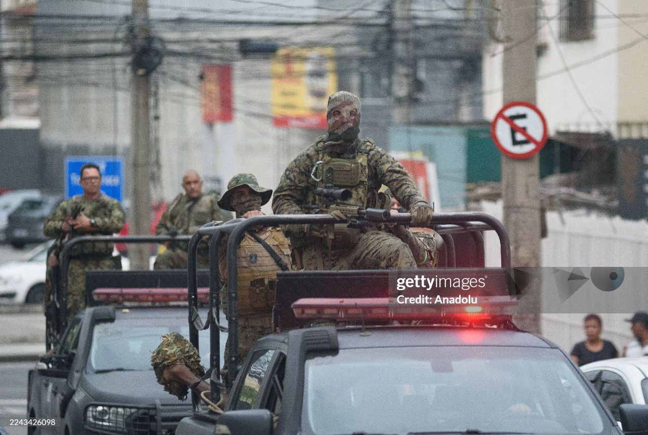 Сотрудники спецподразделений BOPE и CORE бразильской полиции во время масштабной операции против наркокартелей в фавелах Рио-де-Жанейро Сотрудники спецподразделений BOPE и CORE бразильской полиции во время масштабной операции против наркокартелей в фавелах Рио-де-Жанейро
