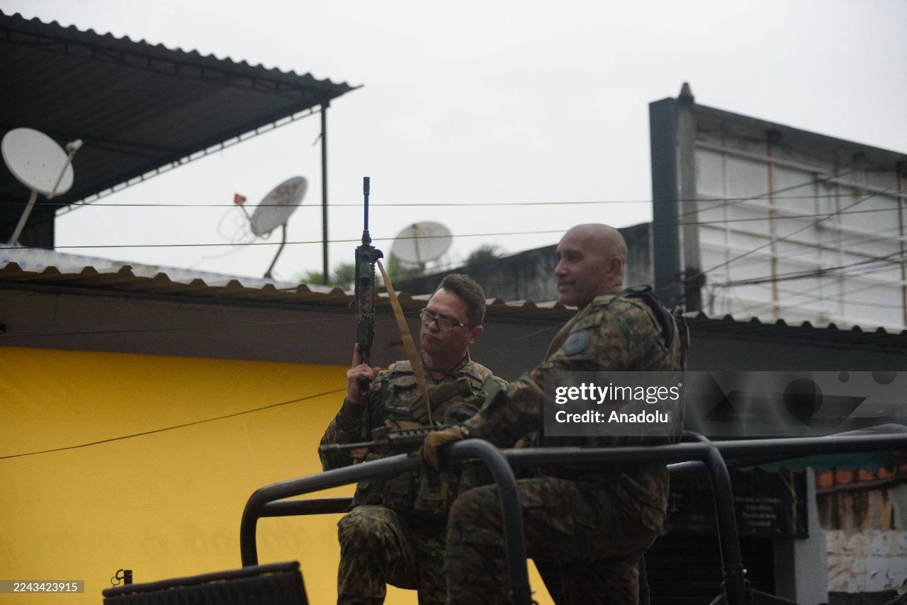 Сотрудники спецподразделений BOPE и CORE бразильской полиции во время масштабной операции против наркокартелей в фавелах Рио-де-Жанейро Сотрудники спецподразделений BOPE и CORE бразильской полиции во время масштабной операции против наркокартелей в фавелах Рио-де-Жанейро