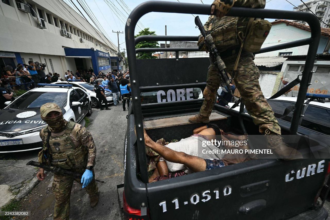 Сотрудники спецподразделений BOPE и CORE бразильской полиции во время масштабной операции против наркокартелей в фавелах Рио-де-Жанейро Сотрудники спецподразделений BOPE и CORE бразильской полиции во время масштабной операции против наркокартелей в фавелах Рио-де-Жанейро