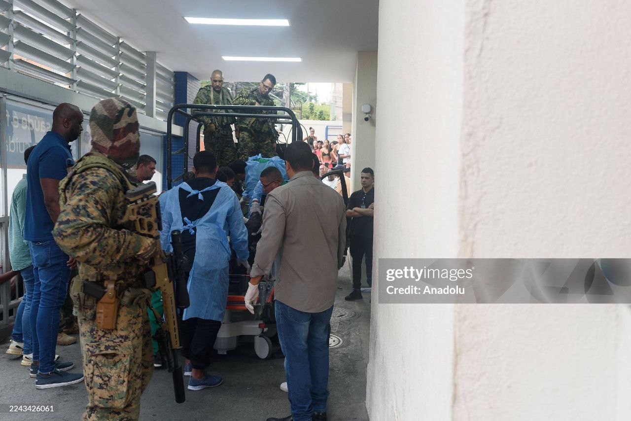 Сотрудники спецподразделений BOPE и CORE бразильской полиции во время масштабной операции против наркокартелей в фавелах Рио-де-Жанейро Сотрудники спецподразделений BOPE и CORE бразильской полиции во время масштабной операции против наркокартелей в фавелах Рио-де-Жанейро