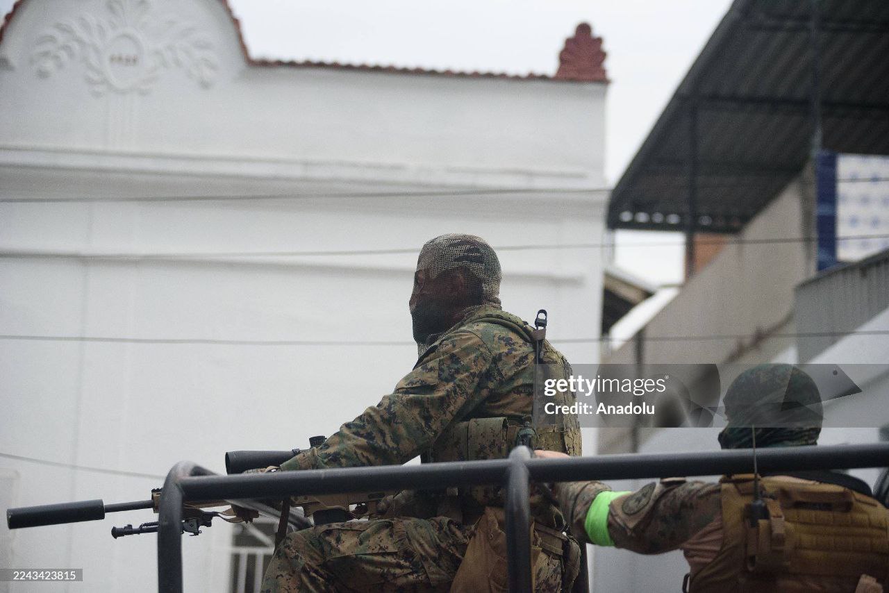 Сотрудники спецподразделений BOPE и CORE бразильской полиции во время масштабной операции против наркокартелей в фавелах Рио-де-Жанейро Сотрудники спецподразделений BOPE и CORE бразильской полиции во время масштабной операции против наркокартелей в фавелах Рио-де-Жанейро