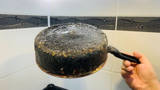 Не спешите выбрасывать старую сковороду: эффективный способ ее очистки